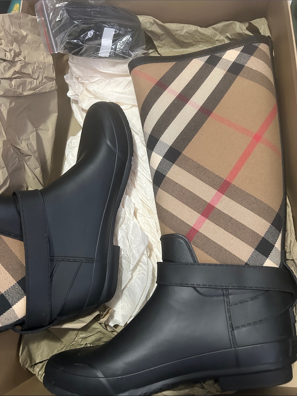 Burberry Black Rubber & Beige Vintage Check Women’s Rain Boots - Picture 5 of 5